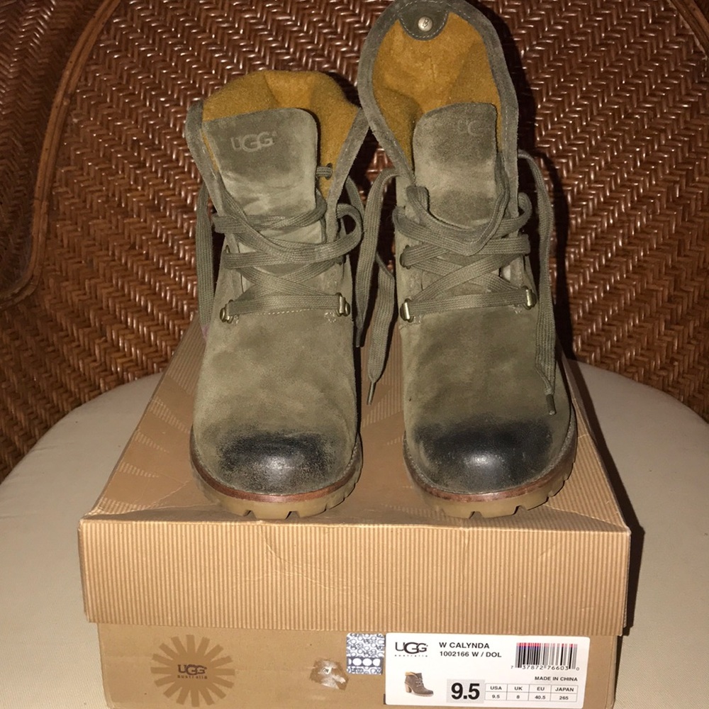 UGG Calynda Boots. Olive green size 9.5
